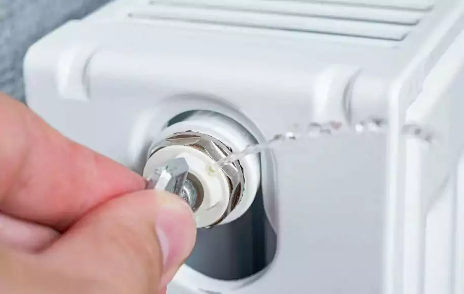 خارج کردن هوا از رادیاتور با آچار هواگیری برای رفع سرد بودن بخشی از رادیاتورها