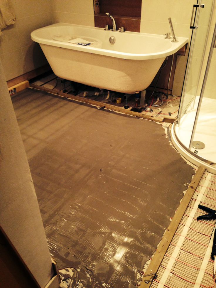 در حال راه اندازی سیستم گرمایش از کف برای حمام